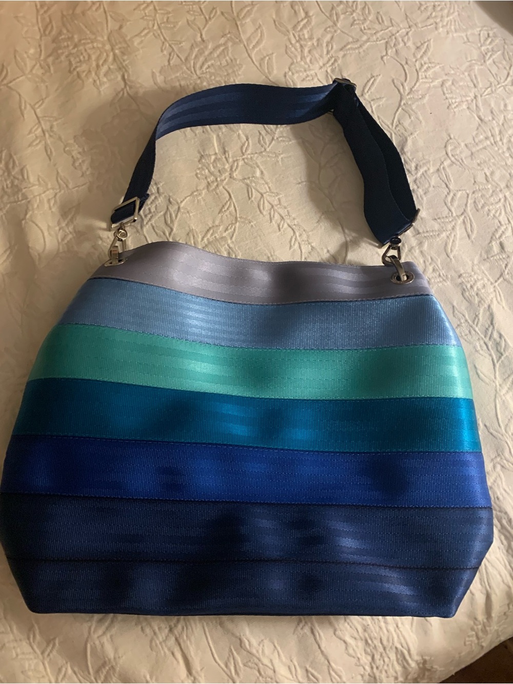 Harvey’s Of California seatbelt bag Seacycle large hobo- beautiful beachy blues